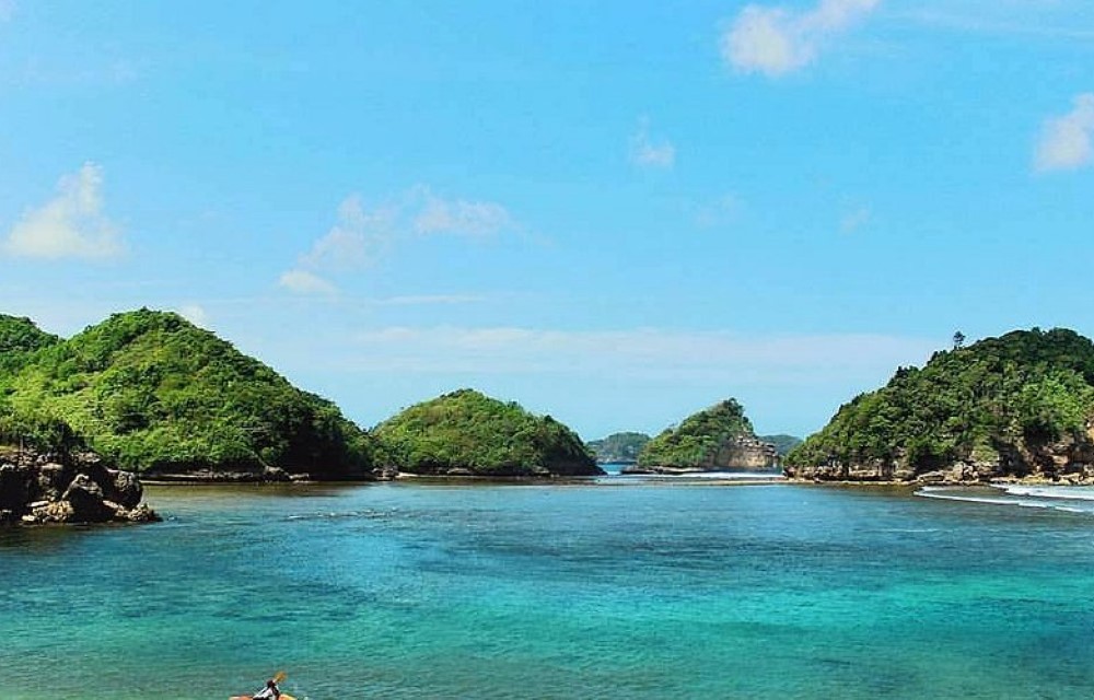 Teluk Asmara Beach
